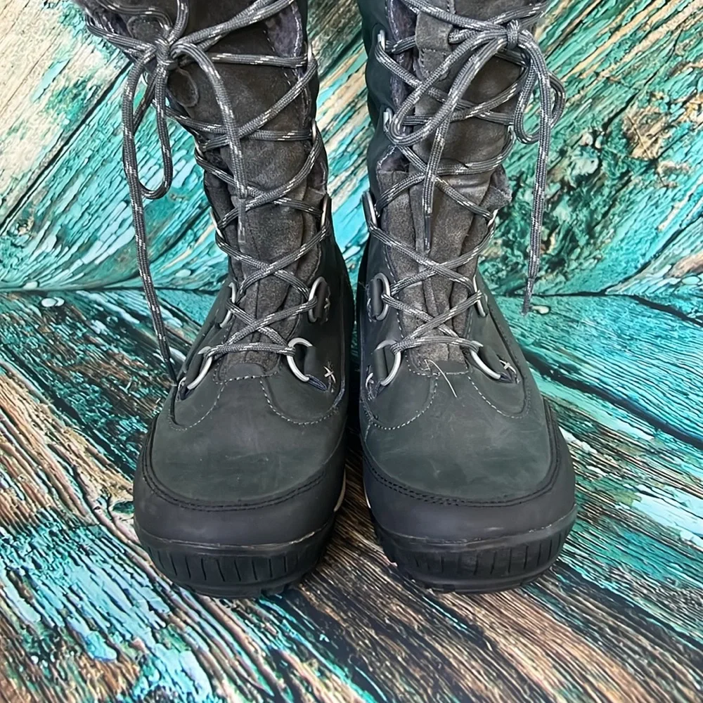 Bearpaw gray waterproof, tall boots with lace up front and curly fleece inside